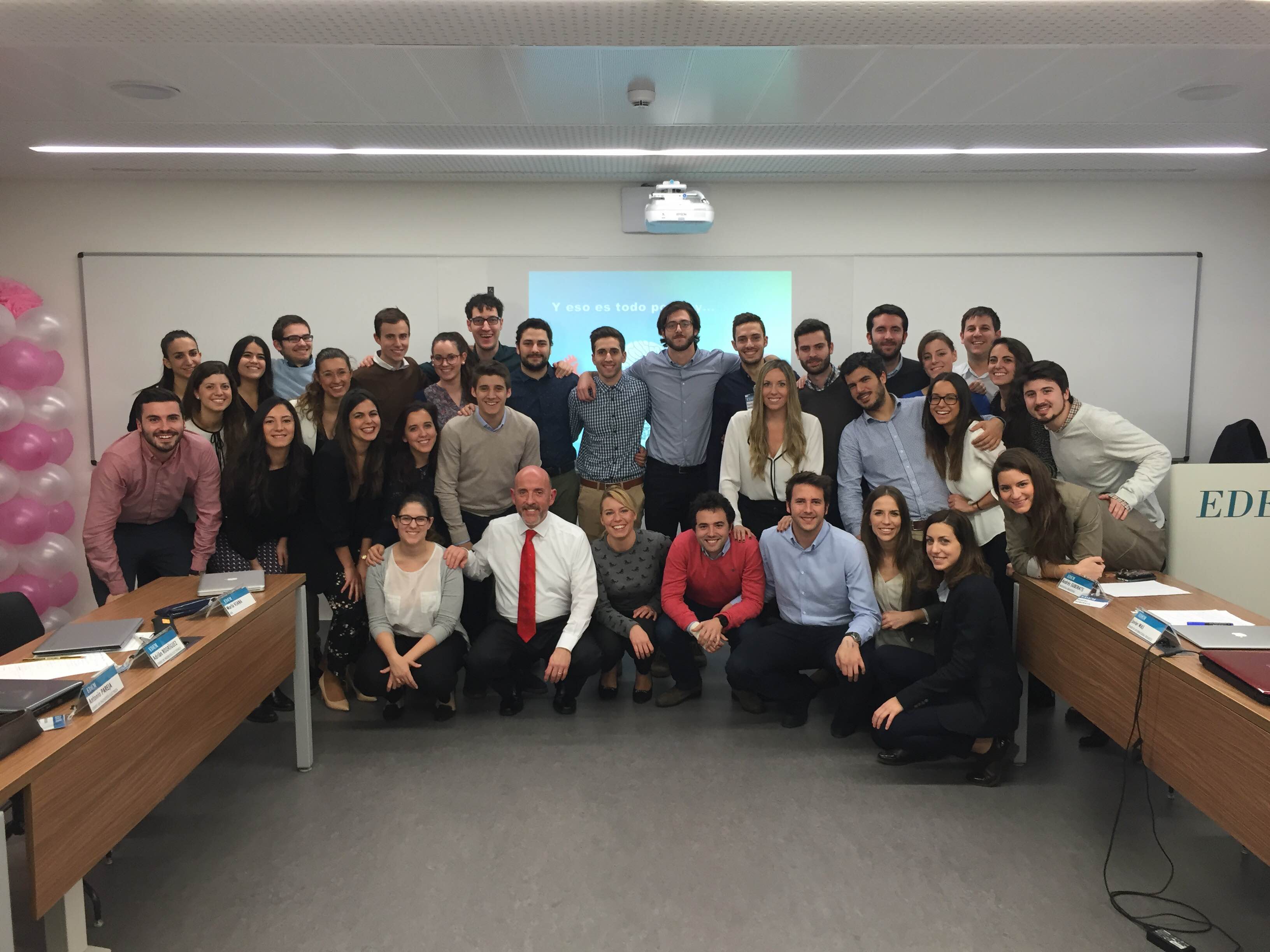 Juan Pedro Sánchez con participantes en la universidad