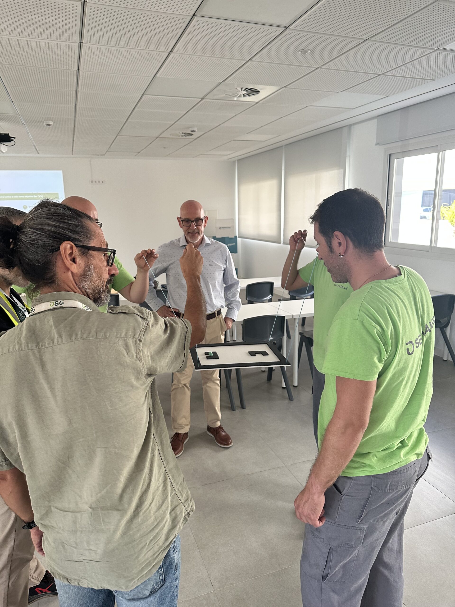 Participantes de una formación en Liderazgo Simplificado realizando una dinámica experiencial con Juan Pedro Sánchez